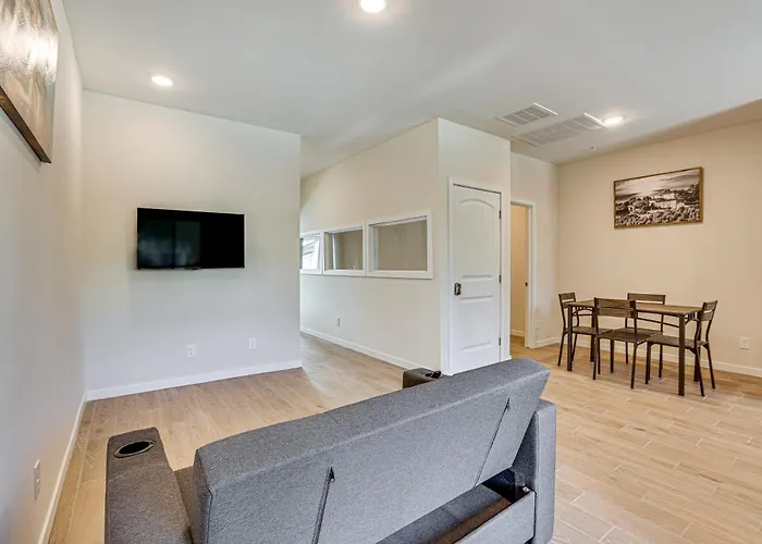 Community Pool & Hiking Trails: Red Fox Retreat 2