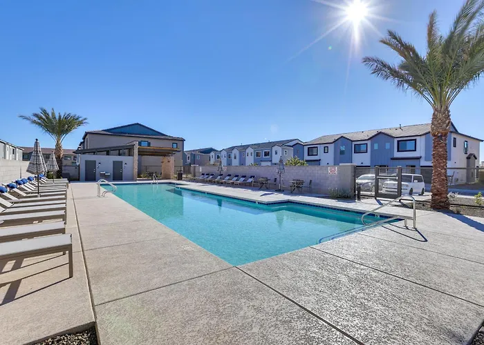 Community Pool & Hiking Trails: Red Fox Retreat 2